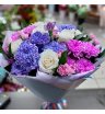 Сборный букет с крашенной хризантемой